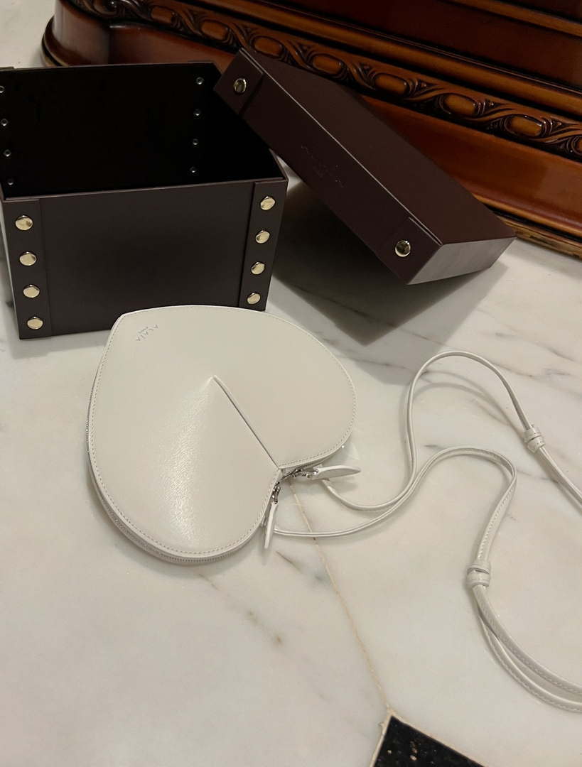 Alaia AA1P003C0Y75 LE Coeur Bag In Calfskin White