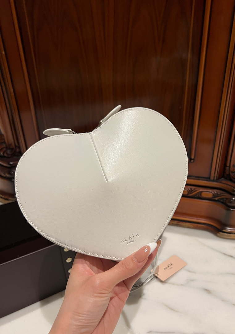 Alaia AA1P003C0Y75 LE Coeur Bag In Calfskin White
