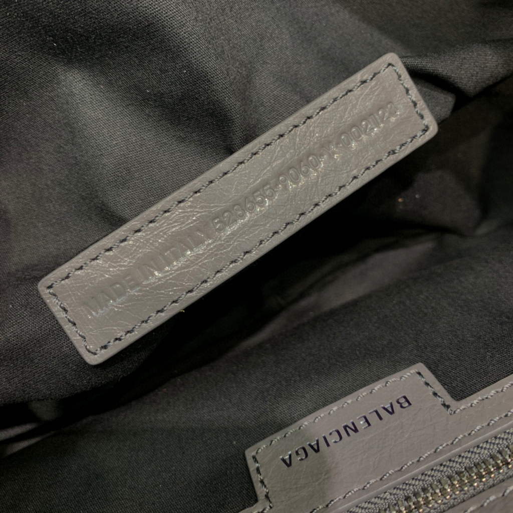 Balenciaga 67130723 Women’s Le Cagole Small Shoulder Bag Arena lambskin In Grey Balenciaga 67130723 Women’s Le Cagole Small Shoulder Bag Arena Lambskin In Grey