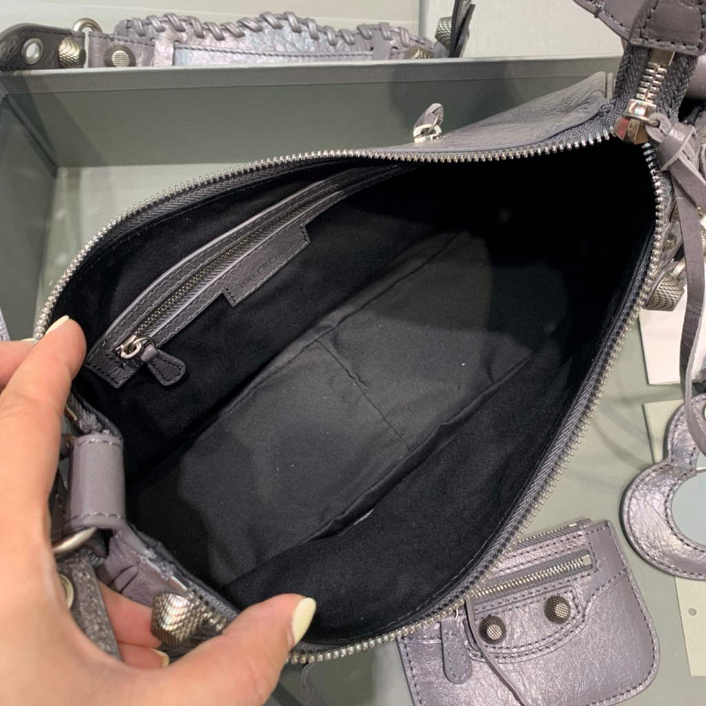 Balenciaga 67130723 Women’s Le Cagole Small Shoulder Bag Arena lambskin In Grey Balenciaga 67130723 Women’s Le Cagole Small Shoulder Bag Arena Lambskin In Grey