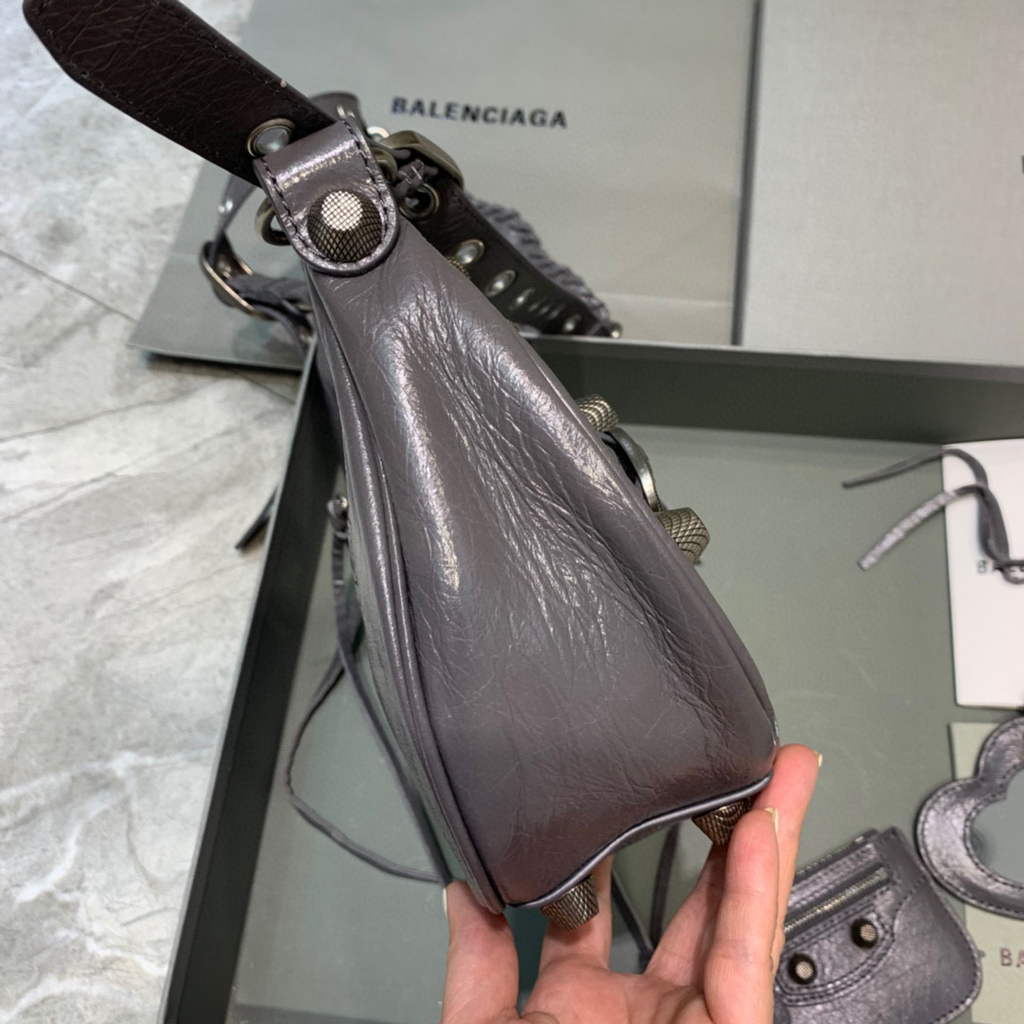 Balenciaga 67130723 Women’s Le Cagole Small Shoulder Bag Arena lambskin In Grey Balenciaga 67130723 Women’s Le Cagole Small Shoulder Bag Arena Lambskin In Grey