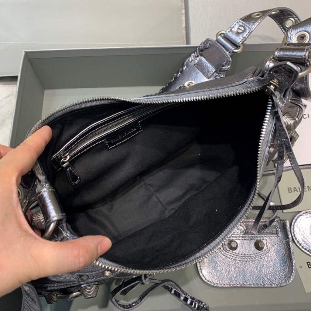 Balenciaga 67130723 Women’s Le Cagole Small Shoulder Bag Arena lambskin In Silver Balenciaga 67130723 Women’s Le Cagole Small Shoulder Bag Arena Lambskin In Silver