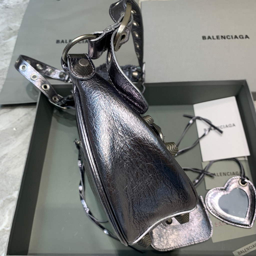 Balenciaga 67130723 Women’s Le Cagole Small Shoulder Bag Arena lambskin In Silver Balenciaga 67130723 Women’s Le Cagole Small Shoulder Bag Arena Lambskin In Silver