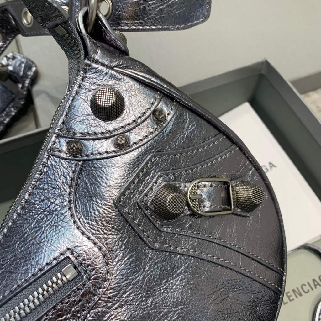 Balenciaga 67130723 Women’s Le Cagole Small Shoulder Bag Arena lambskin In Silver Balenciaga 67130723 Women’s Le Cagole Small Shoulder Bag Arena Lambskin In Silver
