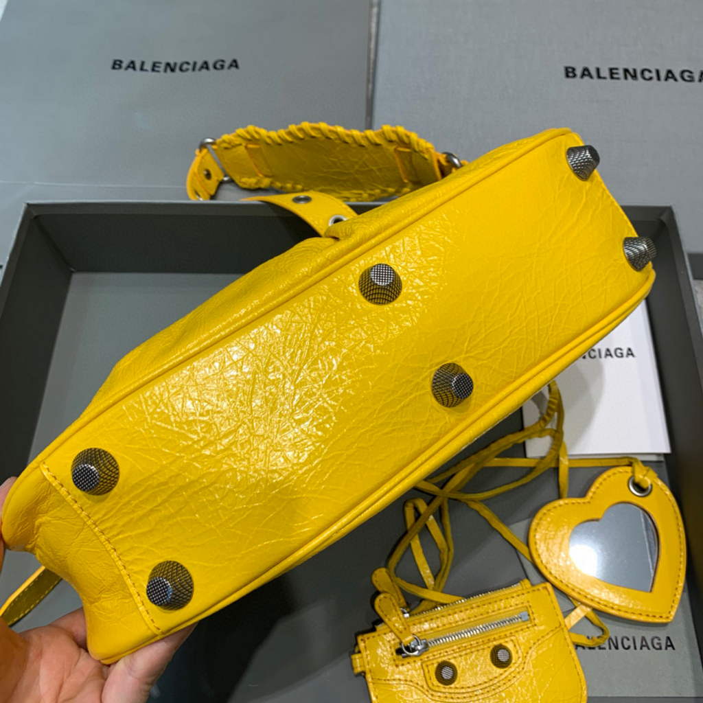 Balenciaga 67130723 Women’s Le Cagole Small Shoulder Bag Arena lambskin In Yellow Balenciaga 67130723 Women’s Le Cagole Small Shoulder Bag Arena Lambskin In Yellow