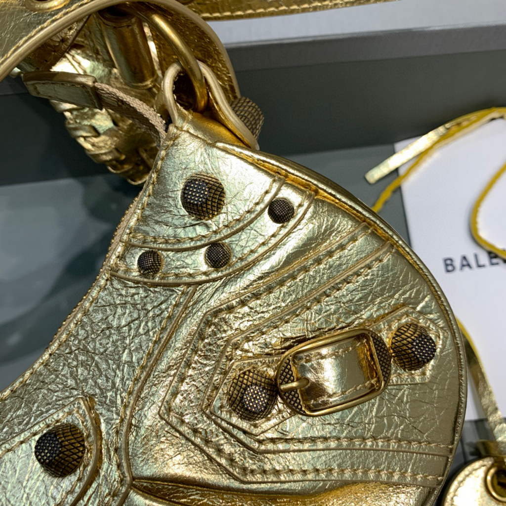 Balenciaga 700940210 Women’s Neo Cagole XS Handbag in gold Arena lambskin Balenciaga 700940210 Women’s Neo Cagole Xs Handbag In Gold Arena Lambskin
