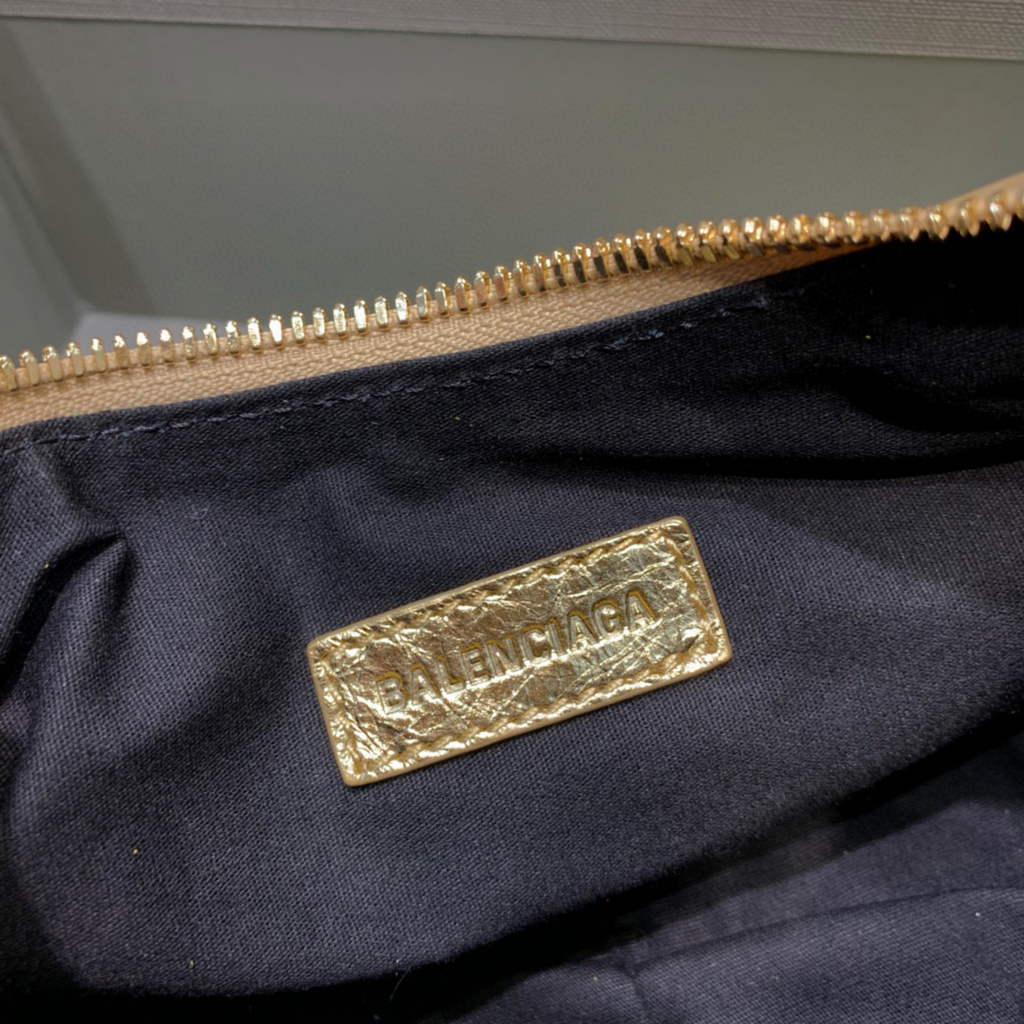 Balenciaga 700940210 Women’s Neo Cagole XS Handbag in gold Arena lambskin Balenciaga 700940210 Women’s Neo Cagole Xs Handbag In Gold Arena Lambskin