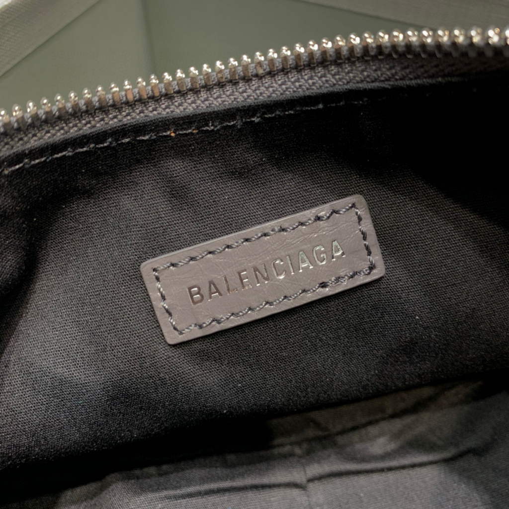 Balenciaga 700940210 Women’s Neo Cagole XS Handbag in Grey Arena lambskin Balenciaga 700940210 Women’s Neo Cagole Xs Handbag In Grey Arena Lambskin