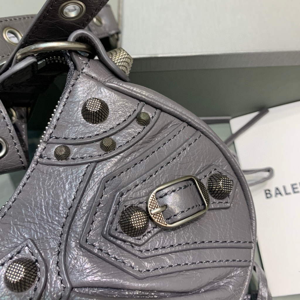 Balenciaga 700940210 Women’s Neo Cagole XS Handbag in Grey Arena lambskin Balenciaga 700940210 Women’s Neo Cagole Xs Handbag In Grey Arena Lambskin