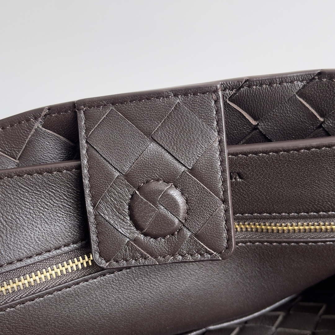Bottega Veneta BV 743572 Medium Andiamo Drak Brown Bottega Veneta Bv 743572 Medium Andiamo Drak Brown