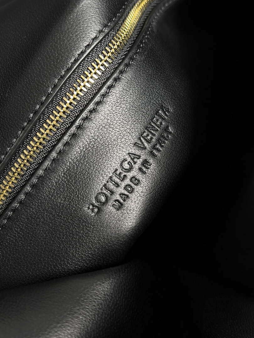Bottega Veneta BV 763970 Large Hop Fondant Bag Black Bottega Veneta Bv 763970 Large Hop Fondant Bag Black