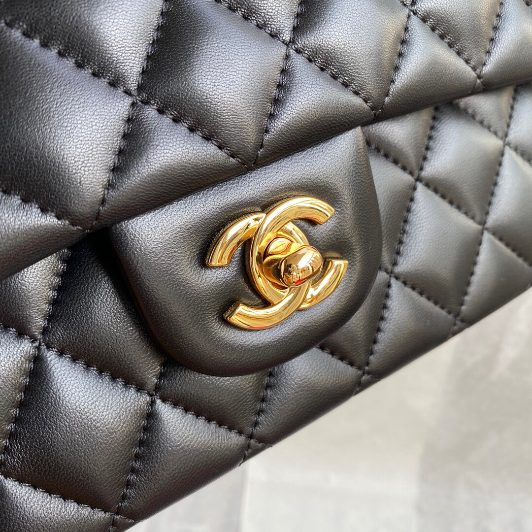 Chanel A01112 CF Quilted Classic Flap Bag in Grainy Lambskin Black