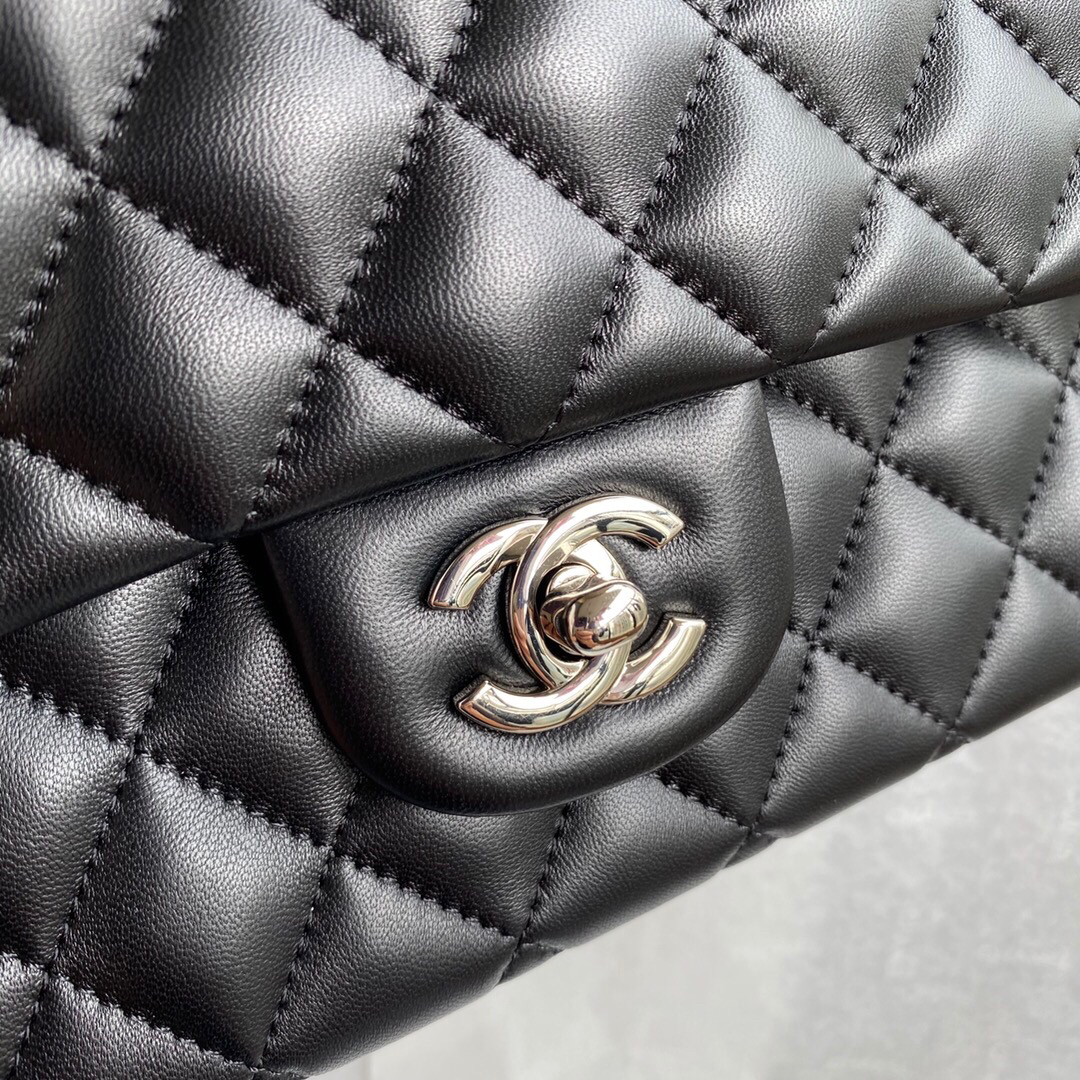 Chanel A01112 CF Quilted Classic Flap Bag in Grainy Lambskin Black