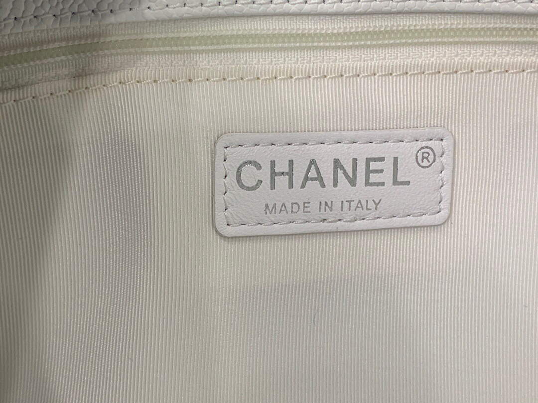 Chanel A50995 Matelasse GST Chain Tote bag caviar Calfskin leather White Silver Chanel A50995 Matelasse Gst Chain Tote Bag Caviar Calfskin Leather White Silver