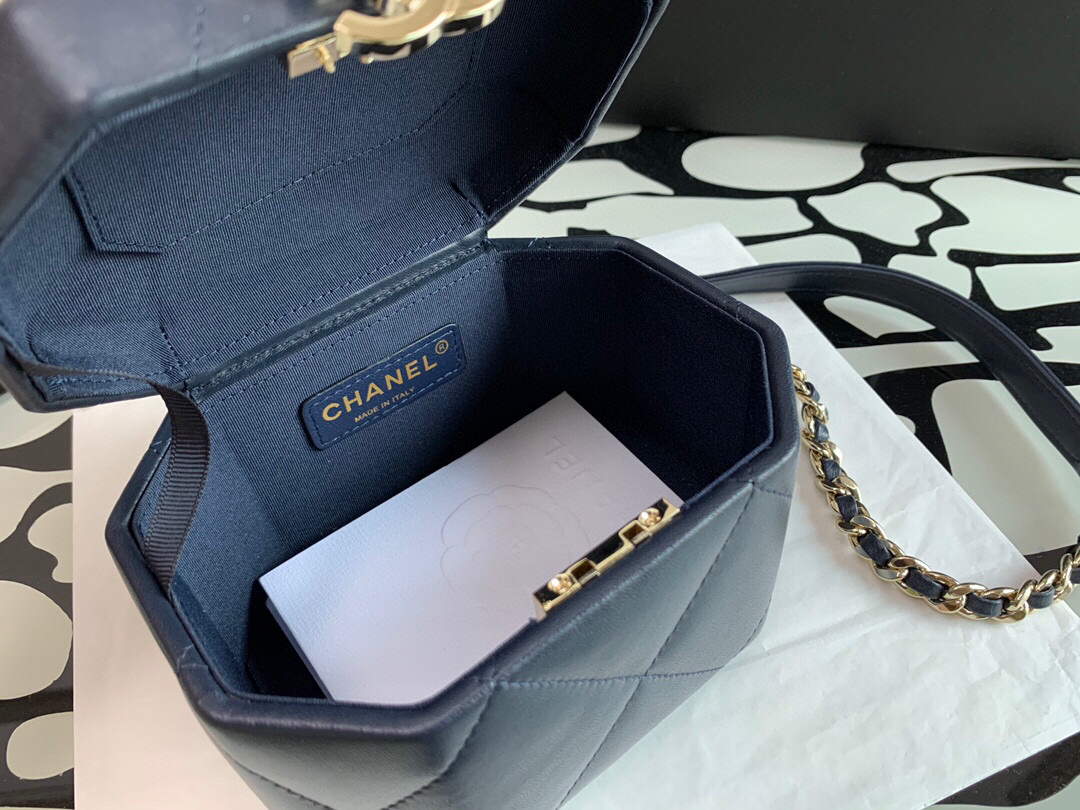 Chanel A99077 Vanity With Chain Lambskin Gold Tone Navy Blue Chanel A99077 Vanity With Chain Lambskin Gold Tone Navy Blue