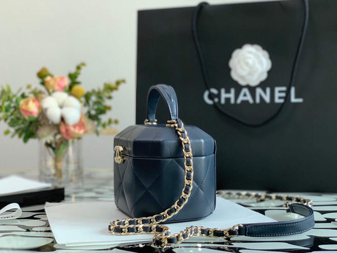 Chanel A99077 Vanity With Chain Lambskin Gold Tone Navy Blue Chanel A99077 Vanity With Chain Lambskin Gold Tone Navy Blue