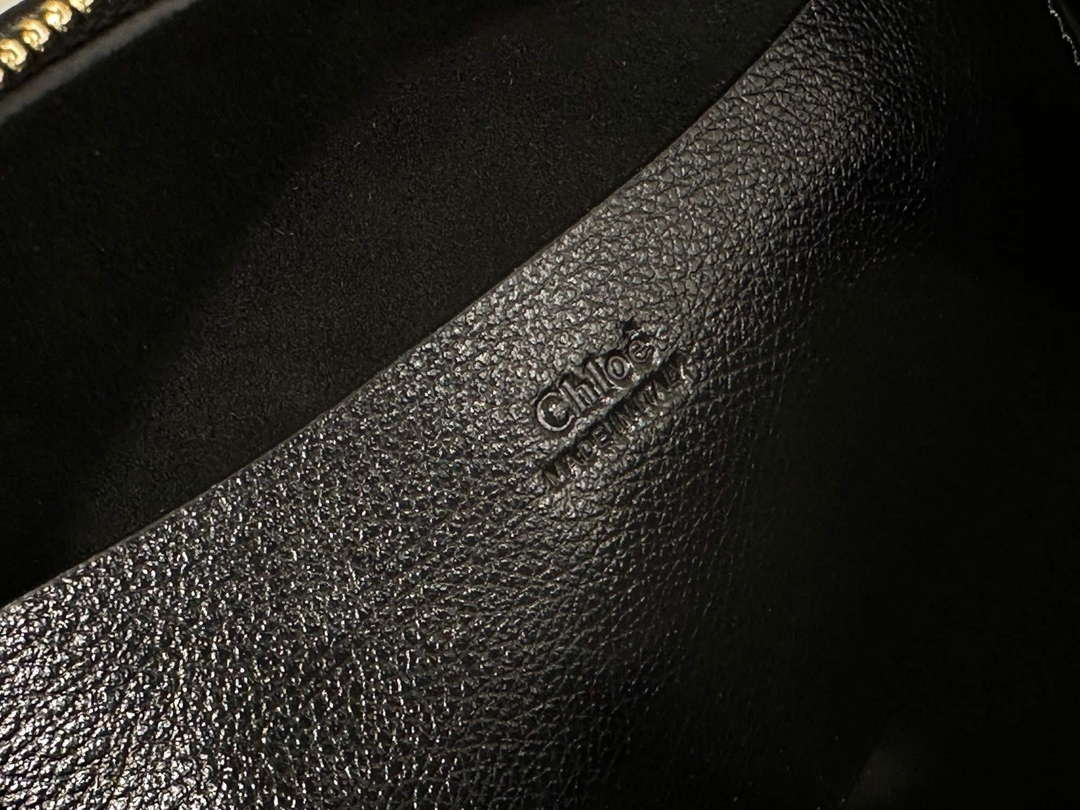 Chloé CHC24AS611N72001 Small Bracelet Hobo bag in grained leather Black Chloé Chc24As611N72001 Small Bracelet Hobo Bag In Grained Leather Black