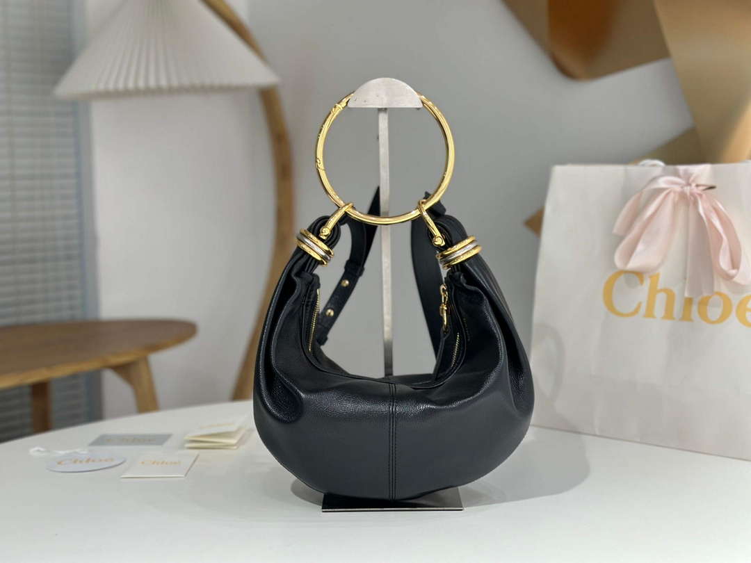 Chloé CHC24AS611N72001 Small Bracelet Hobo bag in grained leather Black Chloé Chc24As611N72001 Small Bracelet Hobo Bag In Grained Leather Black