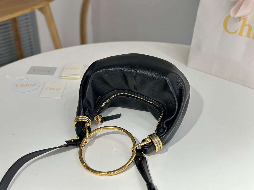 Chloé CHC24AS611N72001 Small Bracelet Hobo bag in grained leather Black Chloé Chc24As611N72001 Small Bracelet Hobo Bag In Grained Leather Black