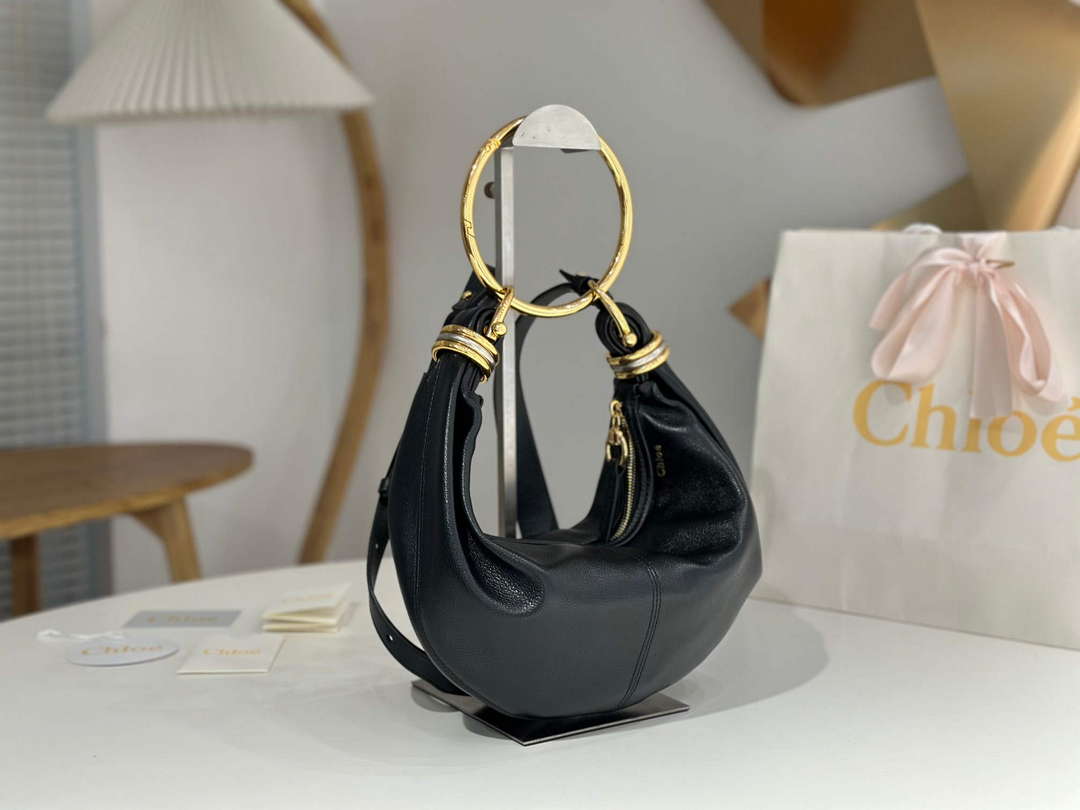Chloé CHC24AS611N72001 Small Bracelet Hobo bag in grained leather Black Chloé Chc24As611N72001 Small Bracelet Hobo Bag In Grained Leather Black