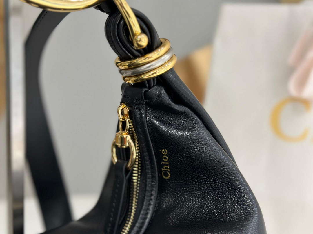 Chloé CHC24AS611N72001 Small Bracelet Hobo bag in grained leather Black Chloé Chc24As611N72001 Small Bracelet Hobo Bag In Grained Leather Black
