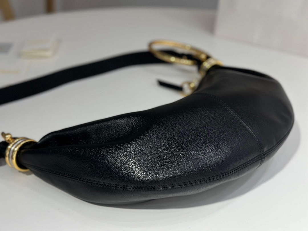 Chloé CHC24AS611N72001 Small Bracelet Hobo bag in grained leather Black Chloé Chc24As611N72001 Small Bracelet Hobo Bag In Grained Leather Black