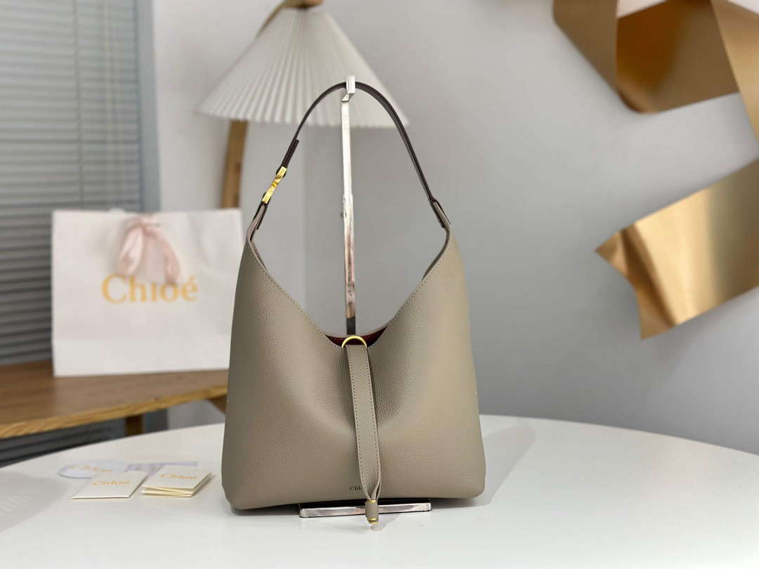 Chloé CHC24AS629I316J5 Small Marcie Hobo Bag in grained leather Motty Grey Chloé Chc24As629I316J5 Small Marcie Hobo Bag In Grained Leather Motty Grey