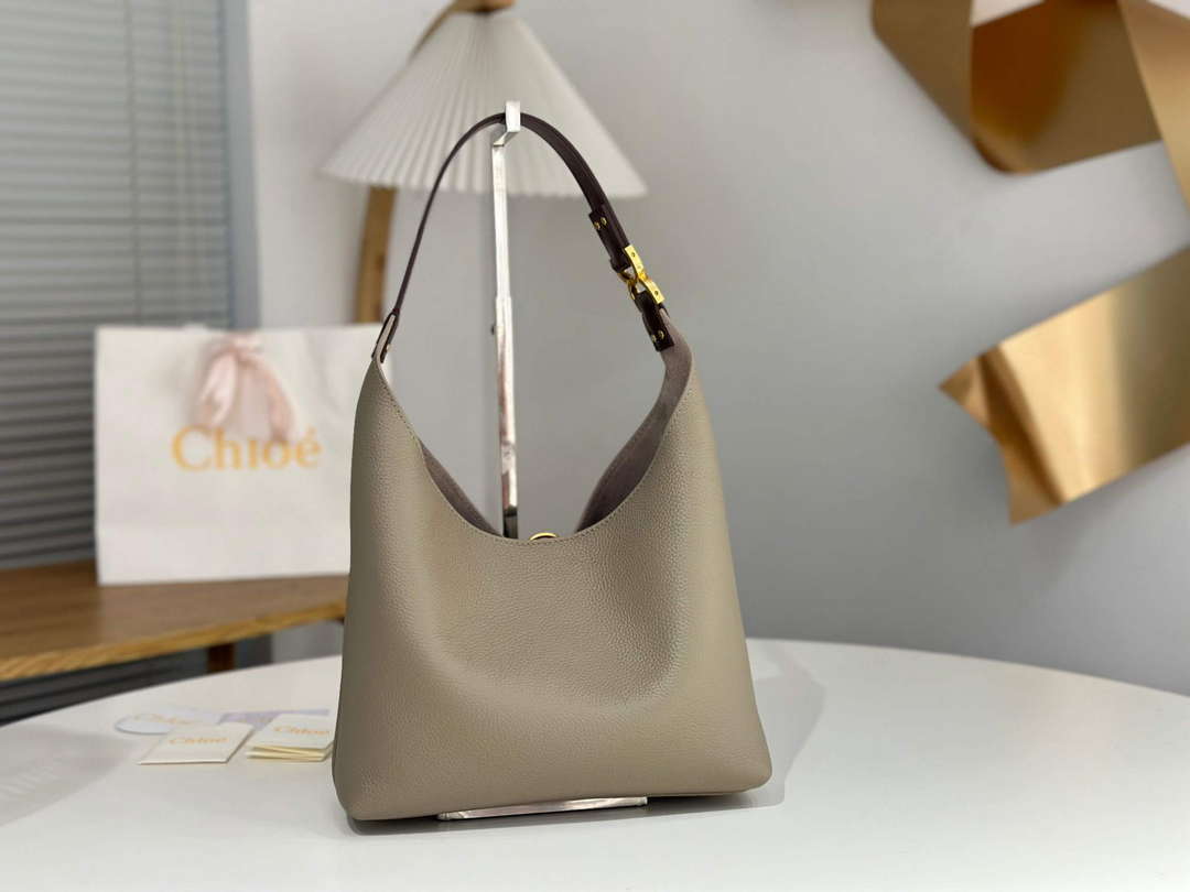 Chloé CHC24AS629I316J5 Small Marcie Hobo Bag in grained leather Motty Grey Chloé Chc24As629I316J5 Small Marcie Hobo Bag In Grained Leather Motty Grey