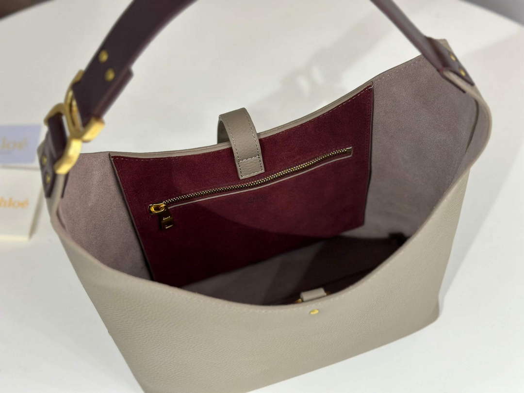 Chloé CHC24AS629I316J5 Small Marcie Hobo Bag in grained leather Motty Grey Chloé Chc24As629I316J5 Small Marcie Hobo Bag In Grained Leather Motty Grey