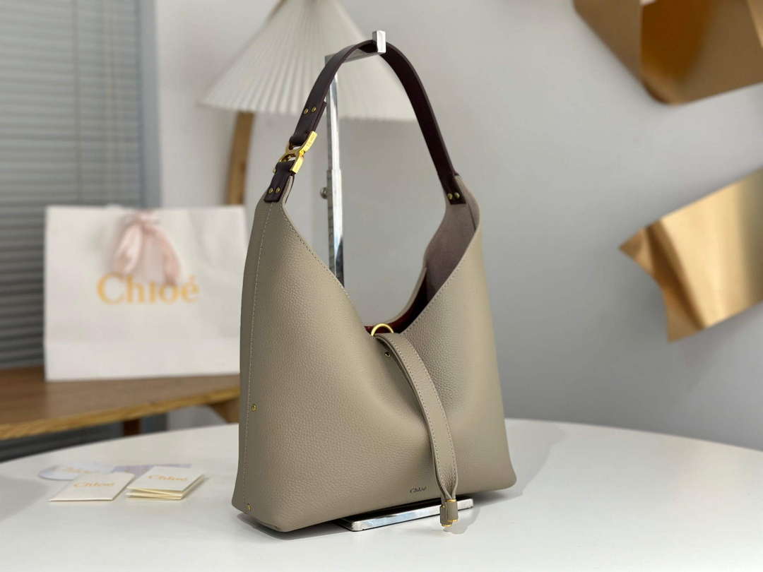 Chloé CHC24AS629I316J5 Small Marcie Hobo Bag in grained leather Motty Grey Chloé Chc24As629I316J5 Small Marcie Hobo Bag In Grained Leather Motty Grey