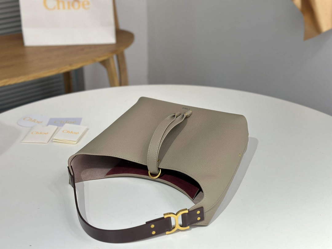 Chloé CHC24AS629I316J5 Small Marcie Hobo Bag in grained leather Motty Grey Chloé Chc24As629I316J5 Small Marcie Hobo Bag In Grained Leather Motty Grey