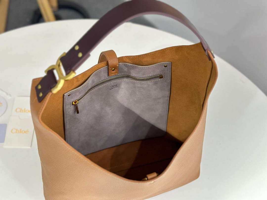 Chloé CHC24AS630N5726M Marcie Hobo Bag in grained leather Clay Brown Chloé Chc24As630N5726M Marcie Hobo Bag In Grained Leather Clay Brown