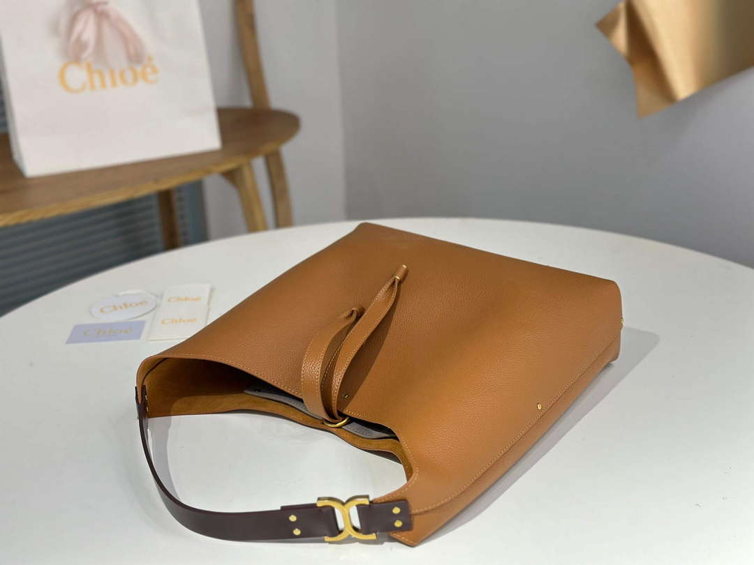 Chloé CHC24AS630N5726M Marcie Hobo Bag in grained leather Clay Brown Chloé Chc24As630N5726M Marcie Hobo Bag In Grained Leather Clay Brown