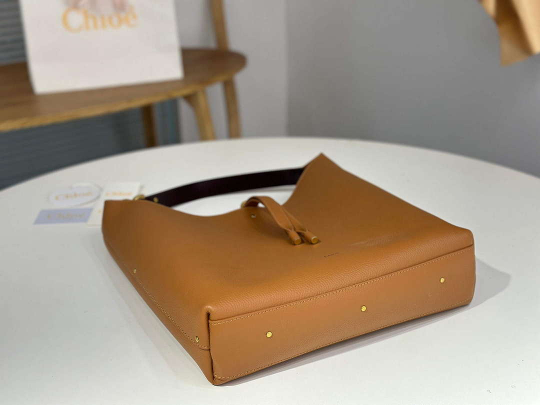 Chloé CHC24AS630N5726M Marcie Hobo Bag in grained leather Clay Brown Chloé Chc24As630N5726M Marcie Hobo Bag In Grained Leather Clay Brown