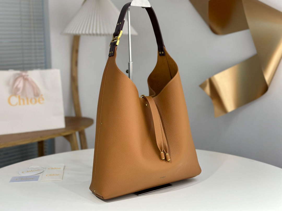 Chloé CHC24AS630N5726M Marcie Hobo Bag in grained leather Clay Brown Chloé Chc24As630N5726M Marcie Hobo Bag In Grained Leather Clay Brown