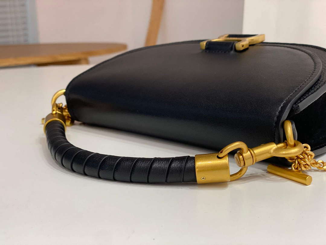 Chloé CHC24SS604M52001 Marcie Chain Flap Bag in Leather Black Chloé Chc24Ss604M52001 Marcie Chain Flap Bag In Leather Black