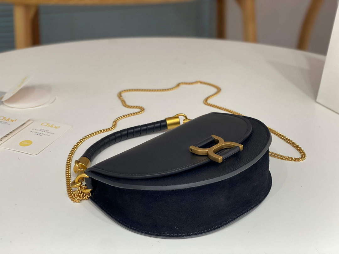 Chloé CHC24SS604M52001 Marcie Chain Flap Bag in Leather Black Chloé Chc24Ss604M52001 Marcie Chain Flap Bag In Leather Black