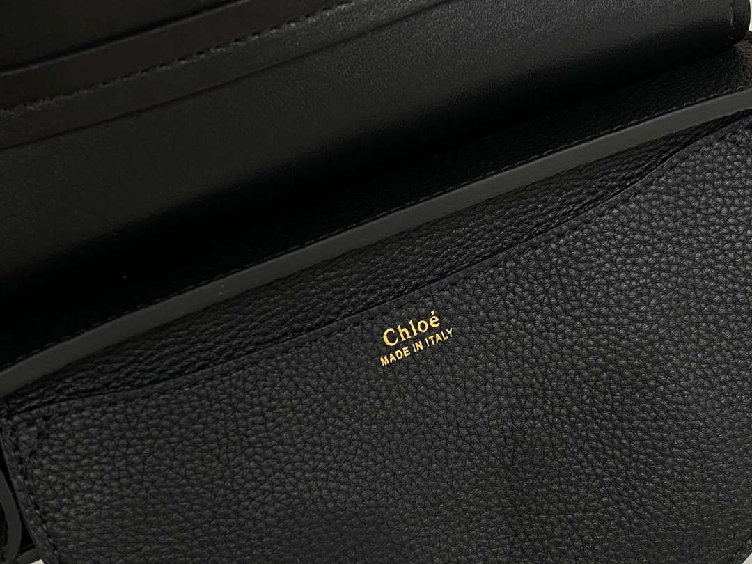 Chloé CHC24SS604M52001 Marcie Chain Flap Bag in Leather Black Chloé Chc24Ss604M52001 Marcie Chain Flap Bag In Leather Black