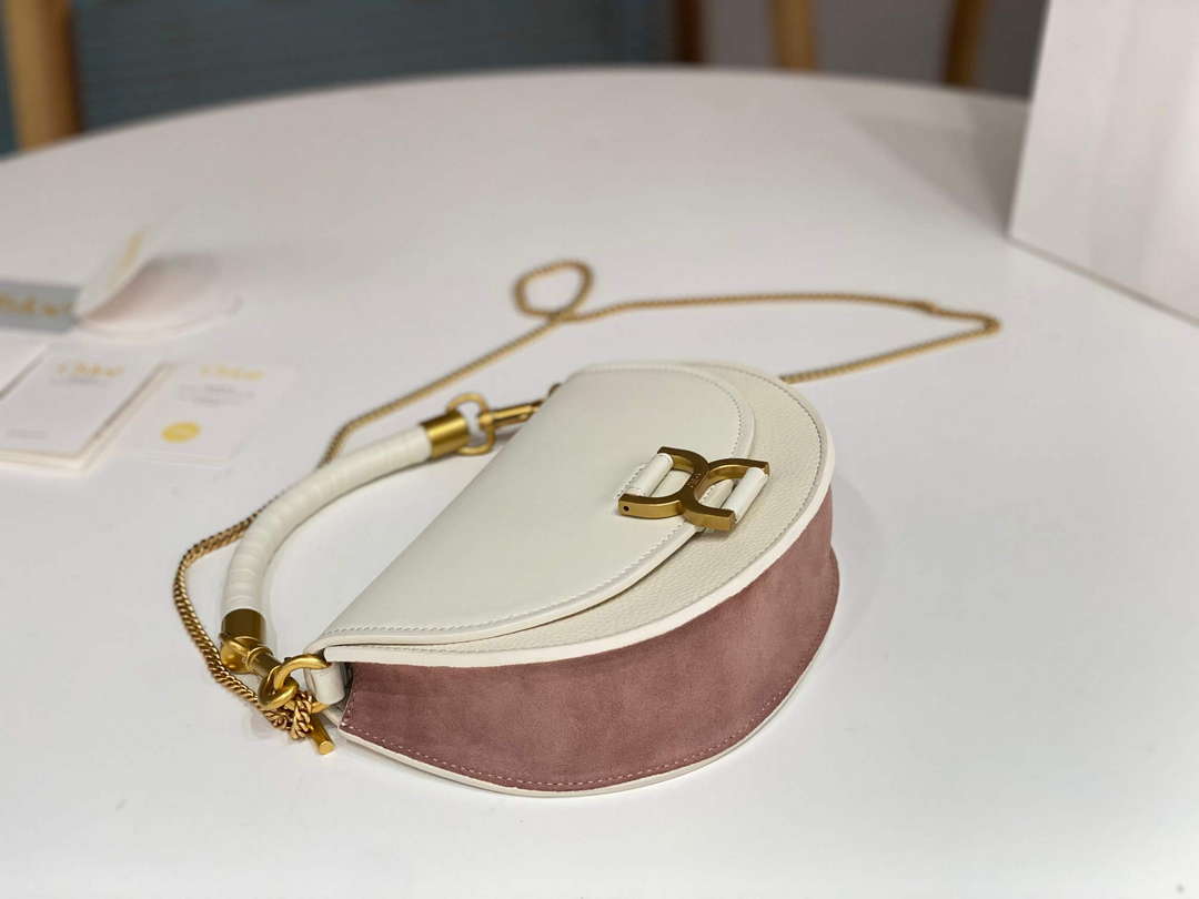 Chloé CHC24SS604M52001 Marcie Chain Flap Bag in Leather Sweet Beige Chloé Chc24Ss604M52001 Marcie Chain Flap Bag In Leather Sweet Beige