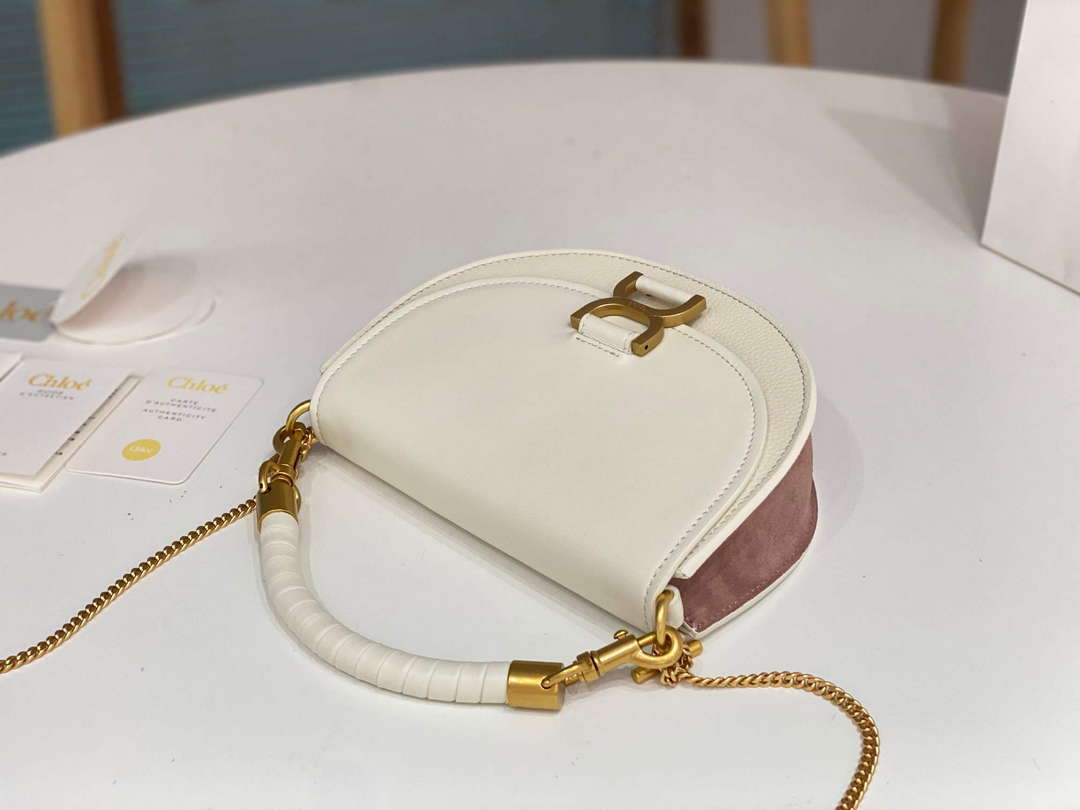 Chloé CHC24SS604M52001 Marcie Chain Flap Bag in Leather Sweet Beige Chloé Chc24Ss604M52001 Marcie Chain Flap Bag In Leather Sweet Beige