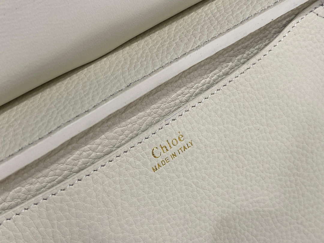 Chloé CHC24SS604M52001 Marcie Chain Flap Bag in Leather Sweet Beige Chloé Chc24Ss604M52001 Marcie Chain Flap Bag In Leather Sweet Beige
