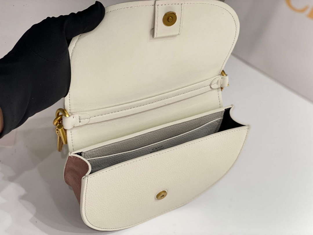 Chloé CHC24SS604M52001 Marcie Chain Flap Bag in Leather Sweet Beige Chloé Chc24Ss604M52001 Marcie Chain Flap Bag In Leather Sweet Beige