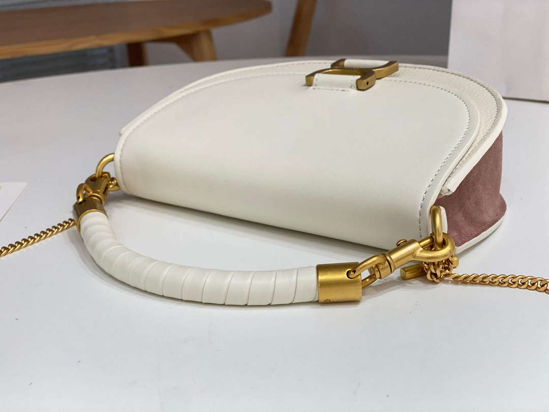 Chloé CHC24SS604M52001 Marcie Chain Flap Bag in Leather Sweet Beige Chloé Chc24Ss604M52001 Marcie Chain Flap Bag In Leather Sweet Beige