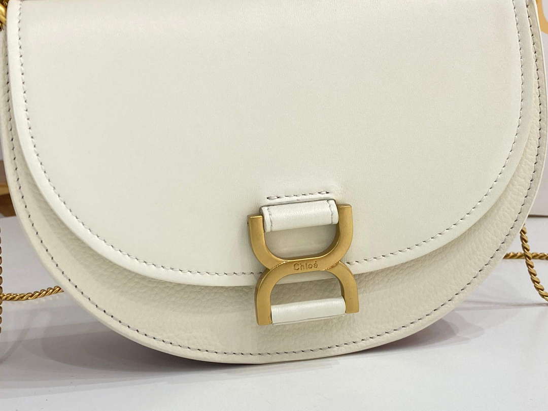 Chloé CHC24SS604M52001 Marcie Chain Flap Bag in Leather Sweet Beige Chloé Chc24Ss604M52001 Marcie Chain Flap Bag In Leather Sweet Beige
