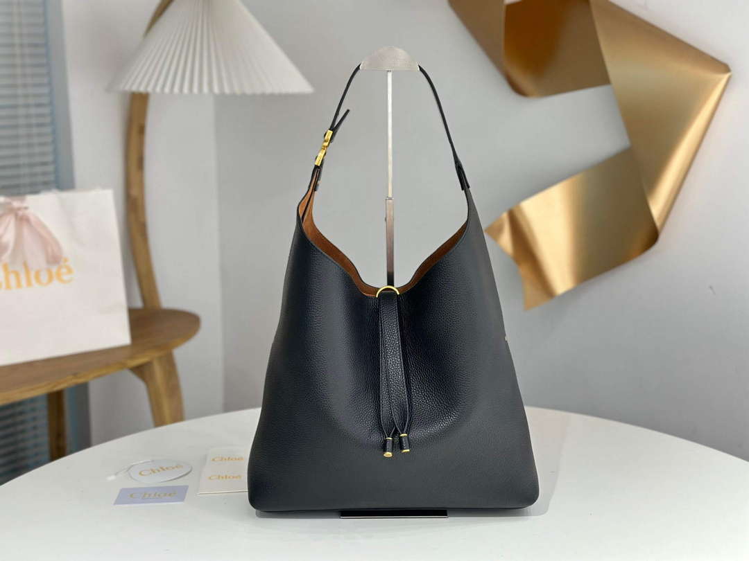 Chloé CHC24SS630I31001 Marcie Hobo Bag in grained leather Black