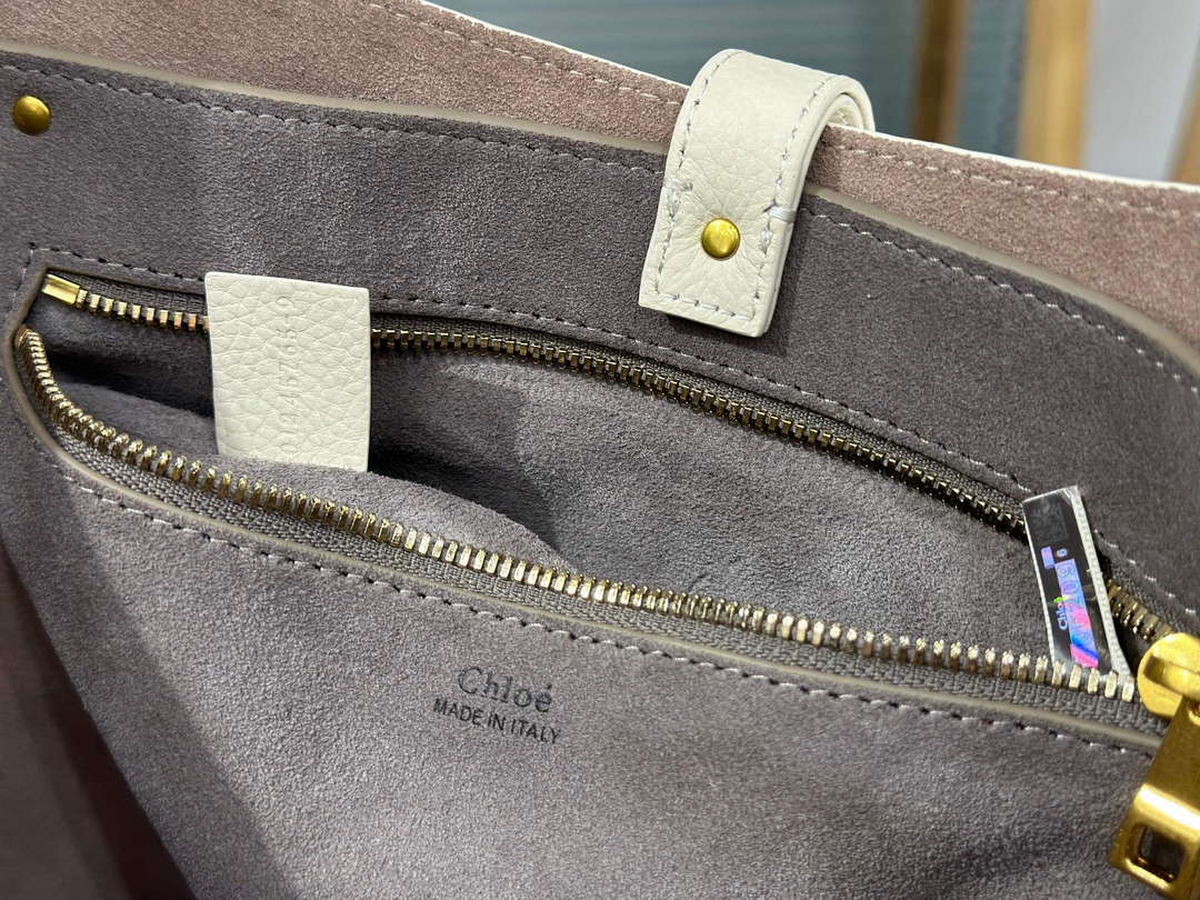 Chloé CHC24SS630I3123W Marcie Hobo Bag in grained leather Misty Ivory Chloé Chc24Ss630I3123W Marcie Hobo Bag In Grained Leather Misty Ivory