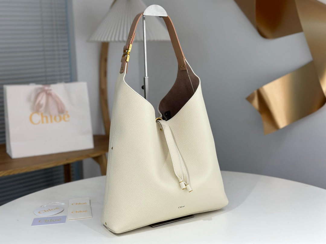 Chloé CHC24SS630I3123W Marcie Hobo Bag in grained leather Misty Ivory Chloé Chc24Ss630I3123W Marcie Hobo Bag In Grained Leather Misty Ivory