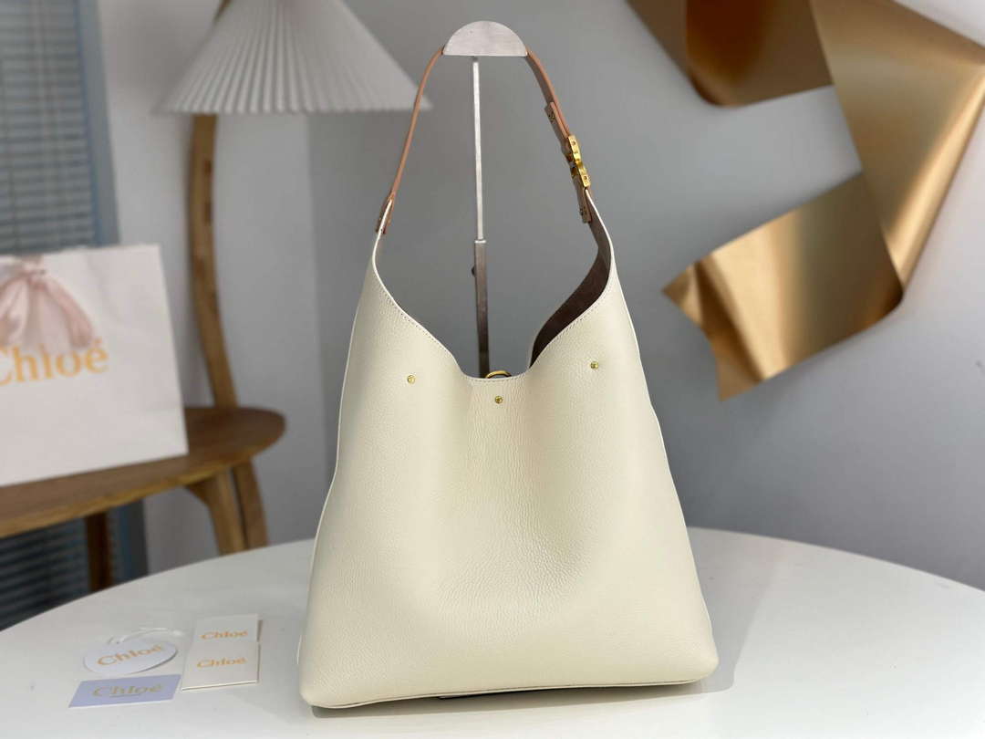 Chloé CHC24SS630I3123W Marcie Hobo Bag in grained leather Misty Ivory Chloé Chc24Ss630I3123W Marcie Hobo Bag In Grained Leather Misty Ivory