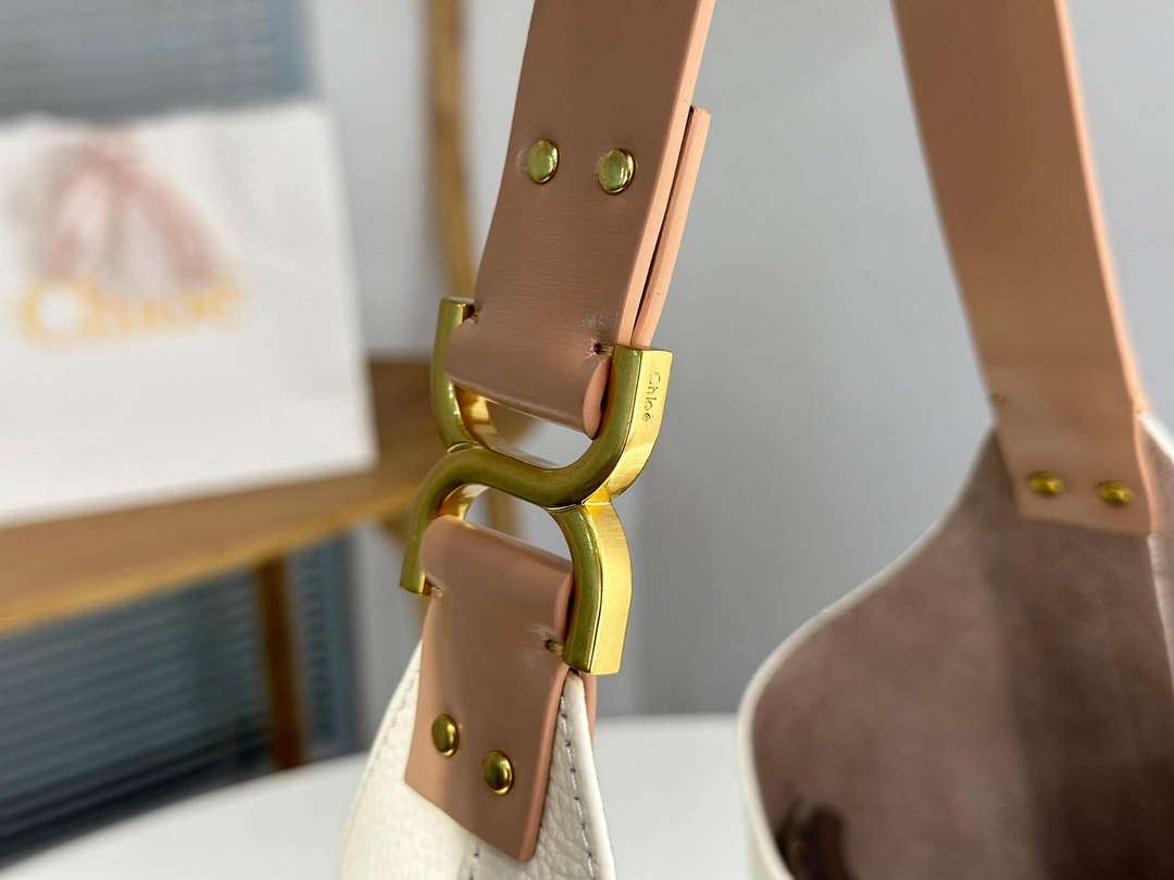 Chloé CHC24SS630I3123W Marcie Hobo Bag in grained leather Misty Ivory Chloé Chc24Ss630I3123W Marcie Hobo Bag In Grained Leather Misty Ivory