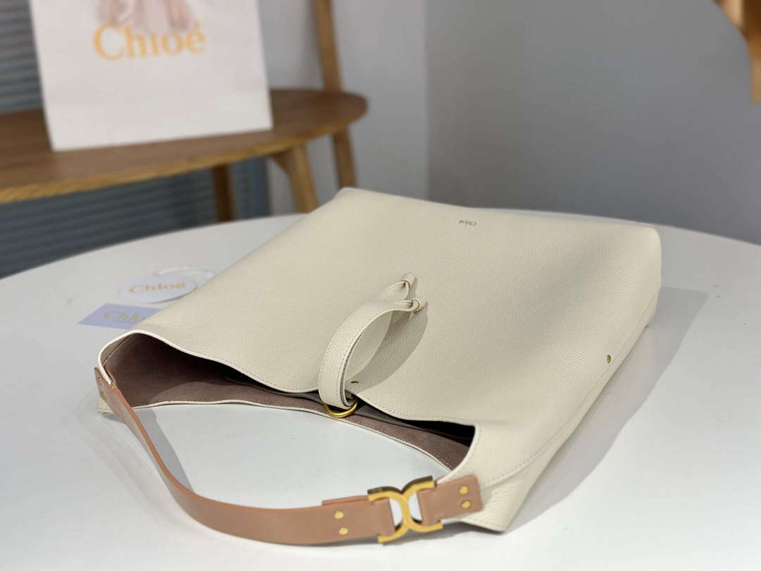 Chloé CHC24SS630I3123W Marcie Hobo Bag in grained leather Misty Ivory Chloé Chc24Ss630I3123W Marcie Hobo Bag In Grained Leather Misty Ivory